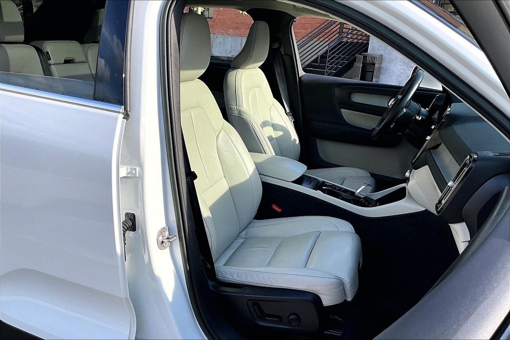 2023 Volvo XC40 B5 Plus Bright Theme