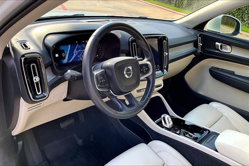 2023 Volvo XC40 B5 Plus Bright Theme