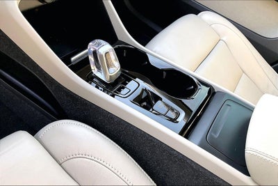 2023 Volvo XC40 B5 Plus Bright Theme