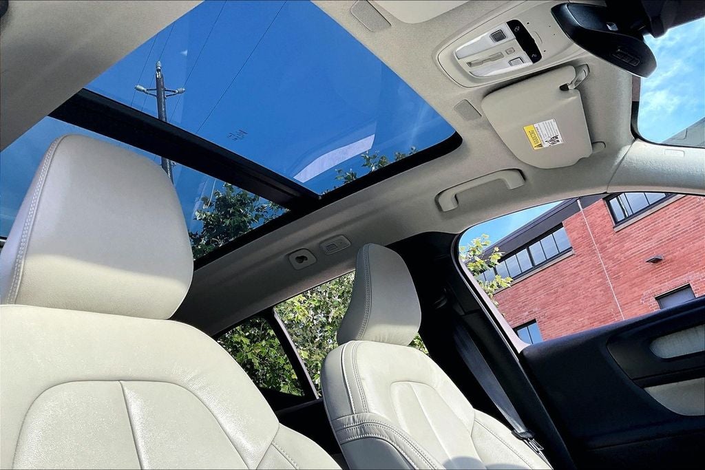 2023 Volvo XC40 B5 Plus Bright Theme