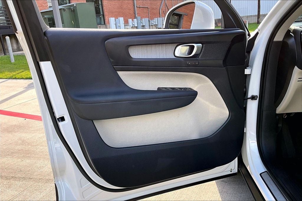 2023 Volvo XC40 B5 Plus Bright Theme