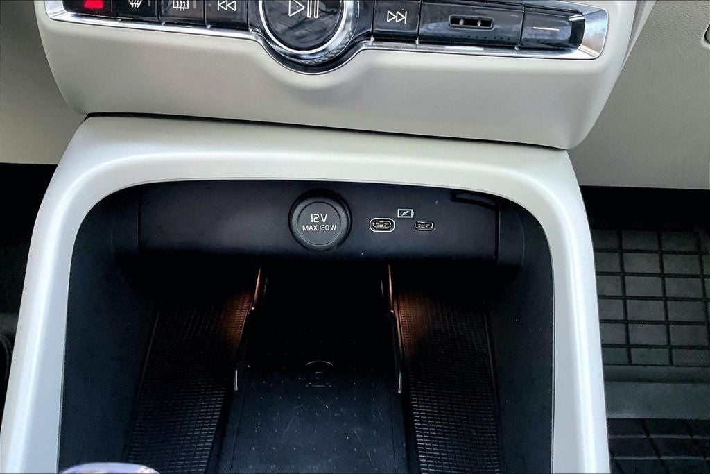 2023 Volvo XC40 B5 Plus Bright Theme