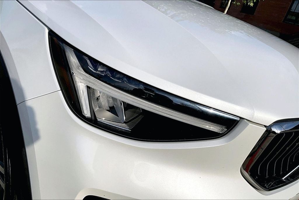 2023 Volvo XC40 B5 Plus Bright Theme
