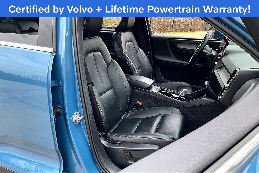 2025 Volvo XC40 B5 Plus Bright Theme
