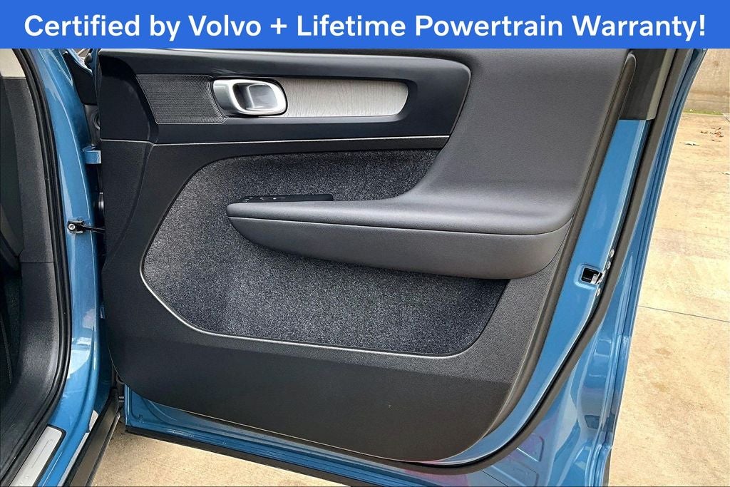 2025 Volvo XC40 B5 Plus Bright Theme