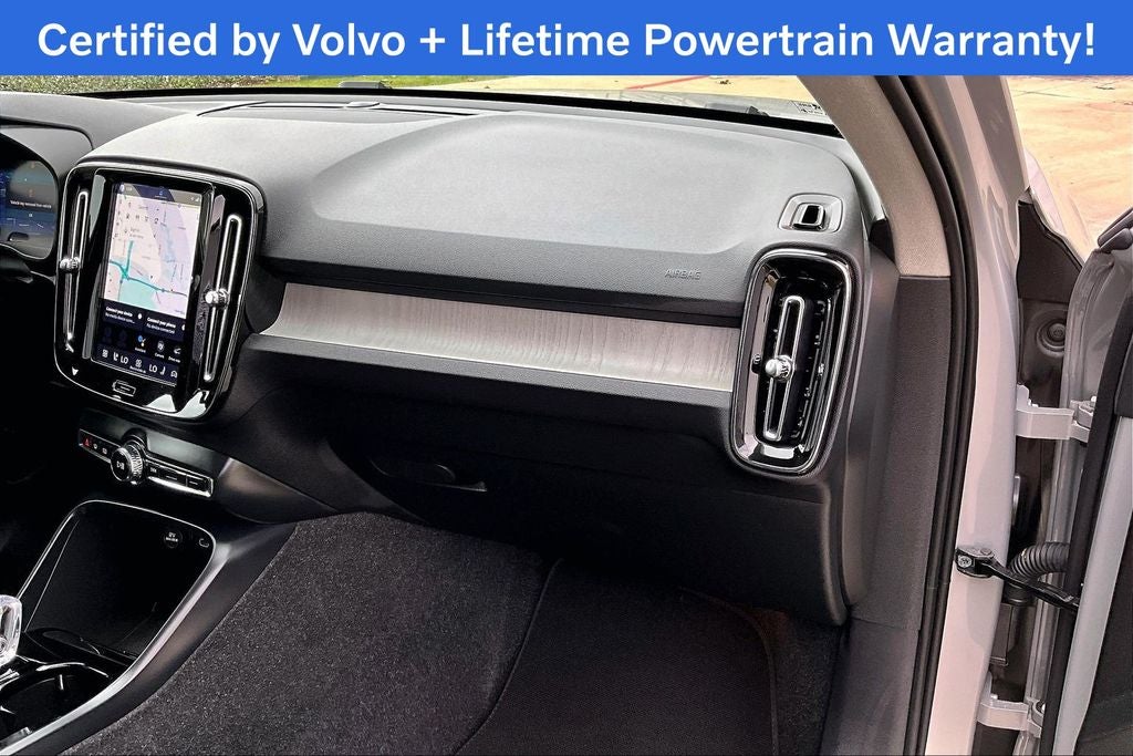 2025 Volvo XC40 B5 Plus Bright Theme