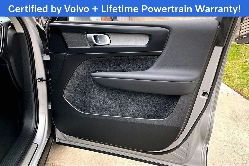 2025 Volvo XC40 B5 Plus Bright Theme