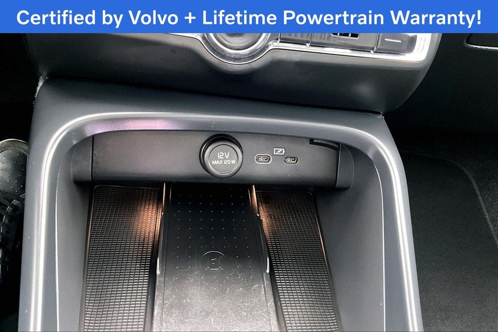 2025 Volvo XC40 B5 Plus Bright Theme