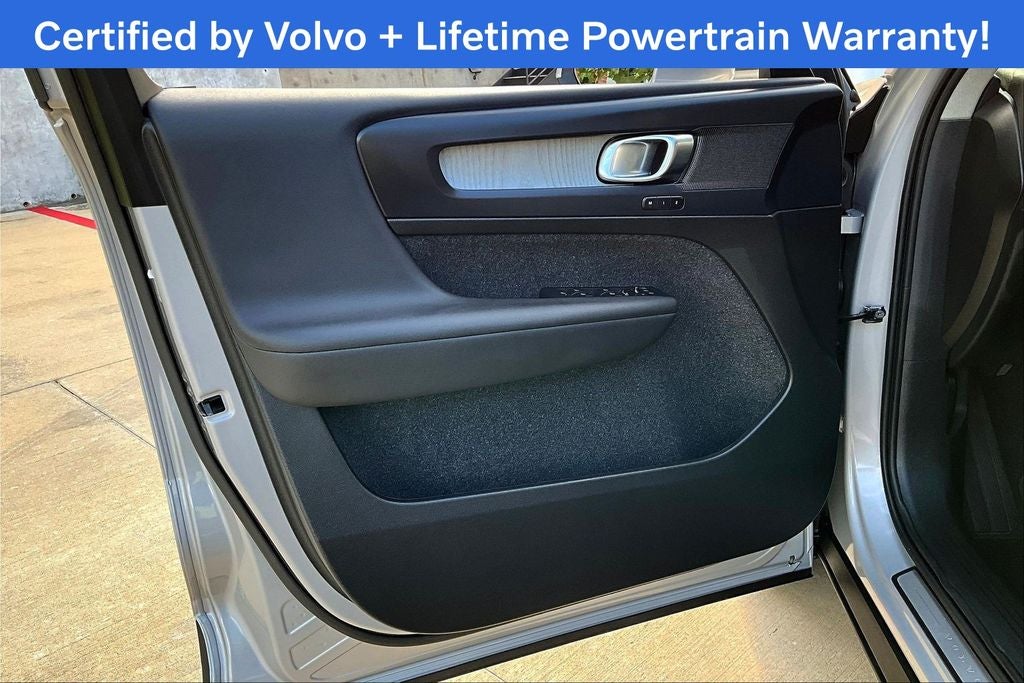 2025 Volvo XC40 B5 Plus Bright Theme
