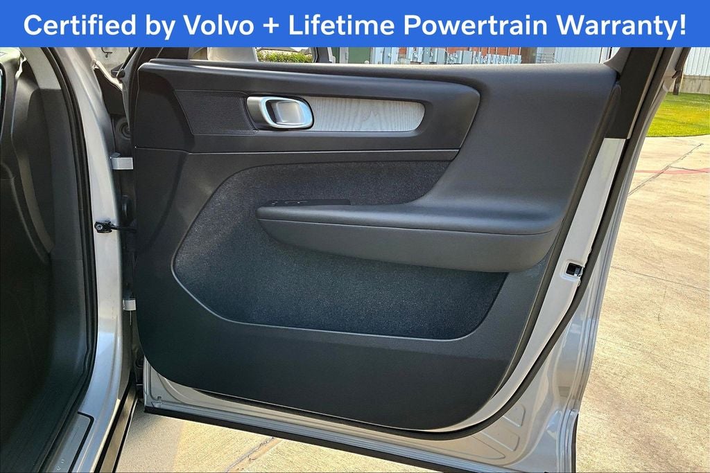 2025 Volvo XC40 B5 Plus Bright Theme