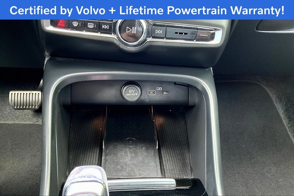 2025 Volvo XC40 B5 Plus Bright Theme