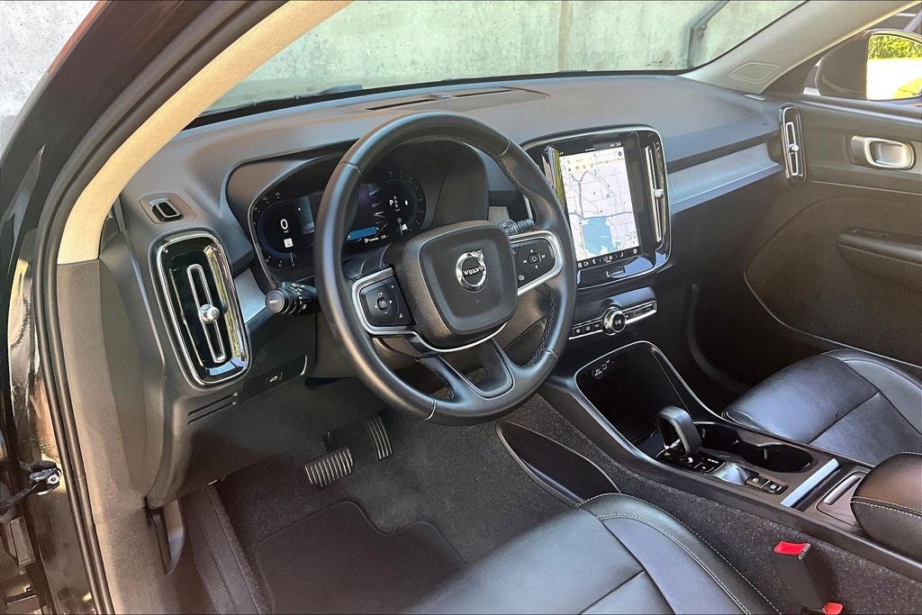 2025 Volvo XC40 B5 Core