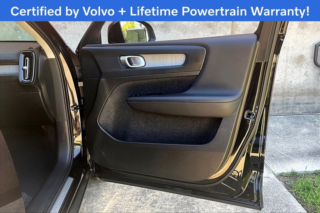 2025 Volvo XC40 B5 Core