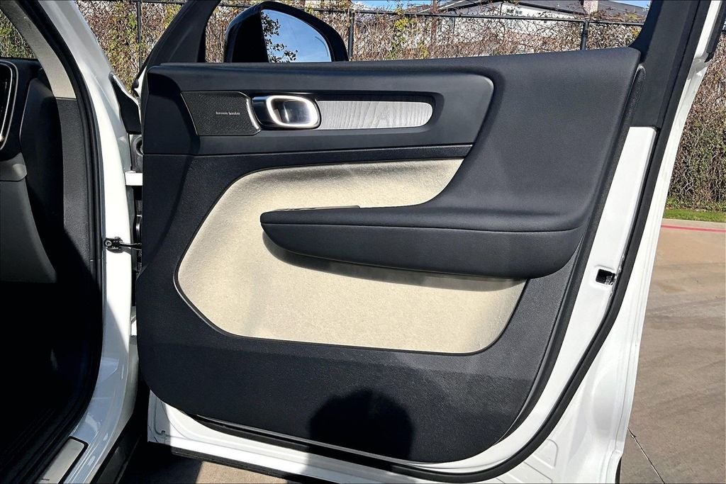 2026 Volvo XC40 B5 Ultra