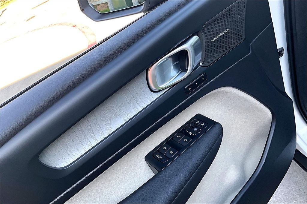 2026 Volvo XC40 B5 Ultra