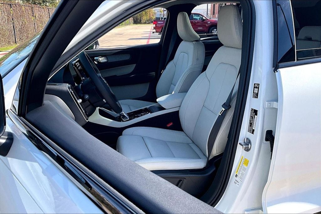 2026 Volvo XC40 B5 Ultra