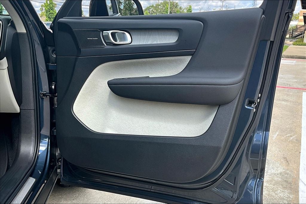 2026 Volvo XC40 B5 Ultra