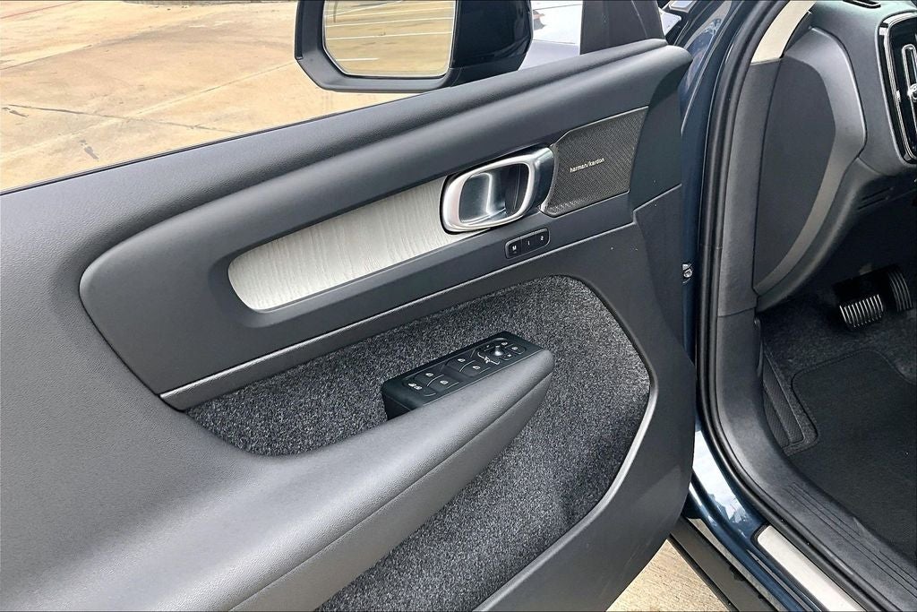 2026 Volvo XC40 B5 Ultra