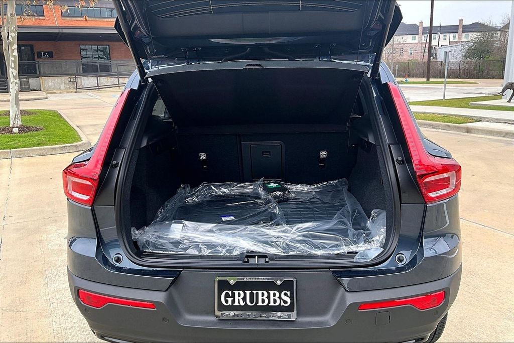 2026 Volvo XC40 B5 Ultra