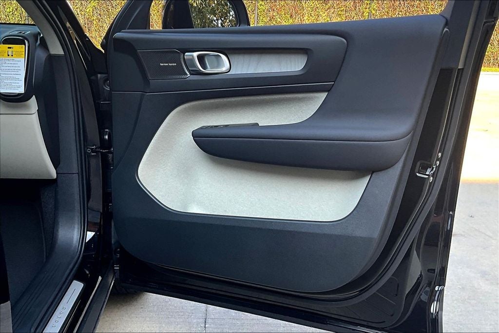 2026 Volvo XC40 B5 Ultra