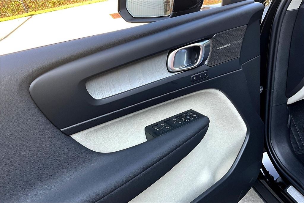 2026 Volvo XC40 B5 Ultra