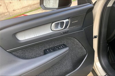2026 Volvo XC40 B5 Ultra