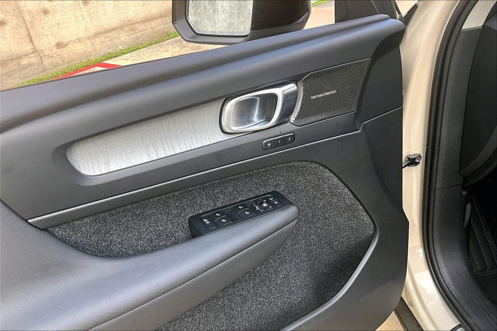 2026 Volvo XC40 B5 Ultra