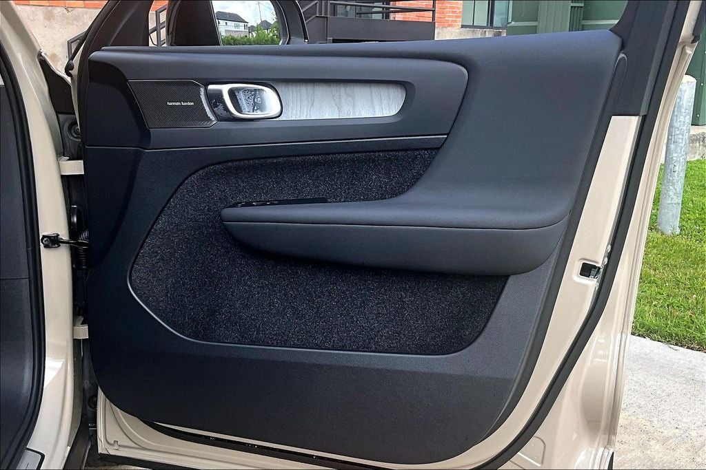 2026 Volvo XC40 B5 Ultra