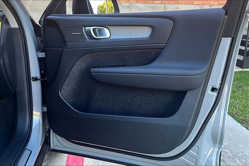 2026 Volvo XC40 B5 Ultra