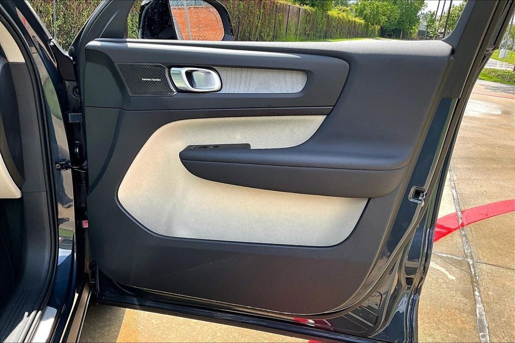 2026 Volvo XC40 B5 Ultra