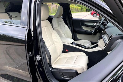 2023 Volvo XC40 B5 Plus Dark Theme
