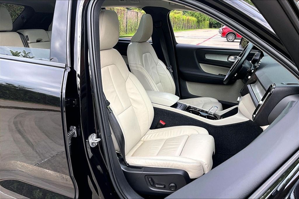 2023 Volvo XC40 B5 Plus Dark Theme