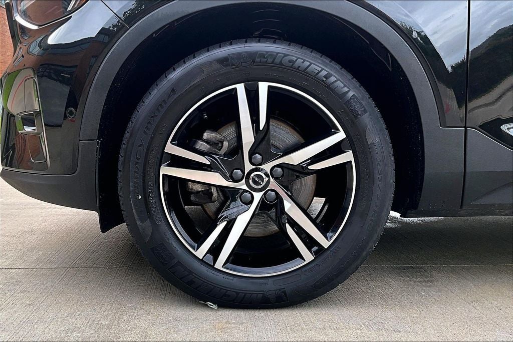 2023 Volvo XC40 B5 Plus Dark Theme