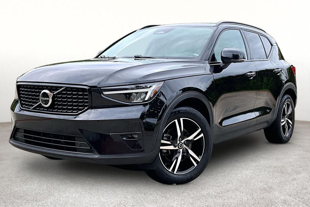 2023 Volvo XC40 B5 Plus Dark Theme