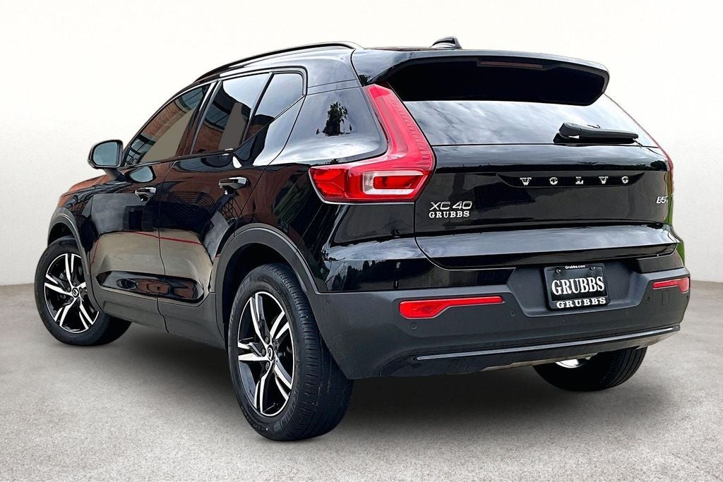 2023 Volvo XC40 B5 Plus Dark Theme