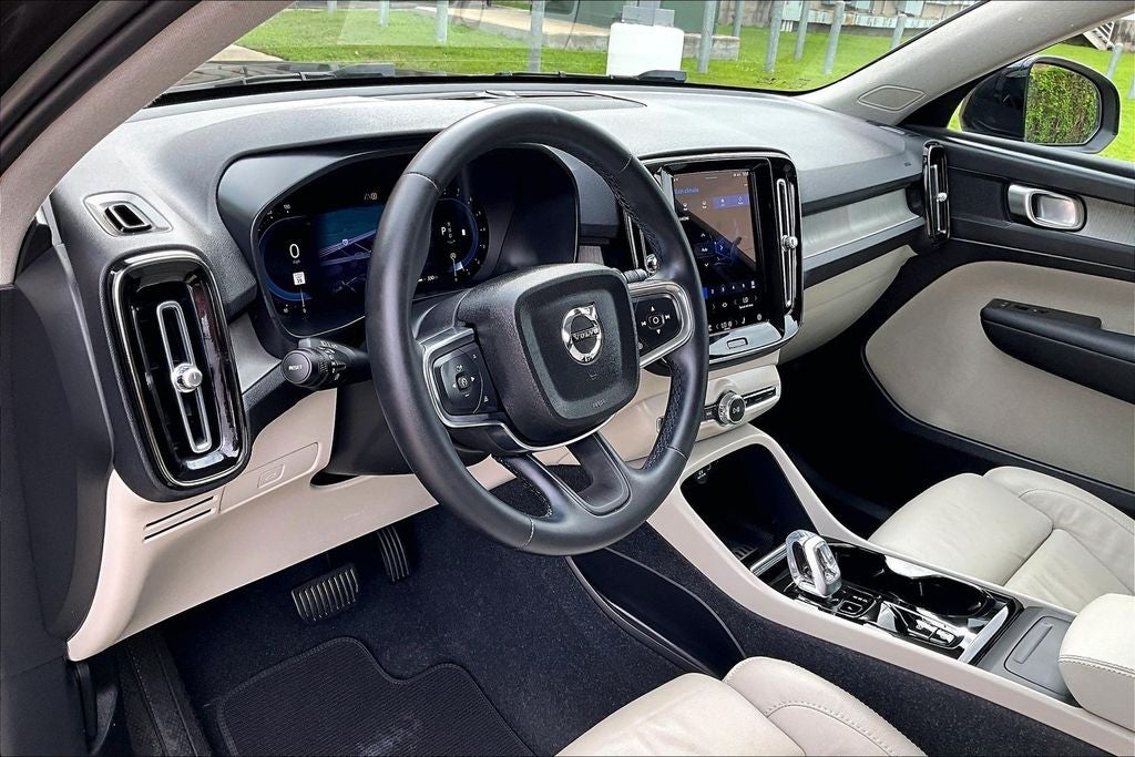 2023 Volvo XC40 B5 Plus Dark Theme