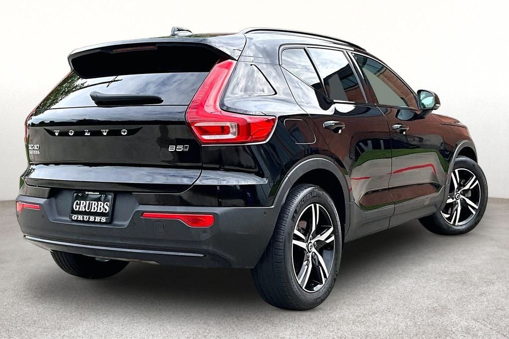 2023 Volvo XC40 B5 Plus Dark Theme