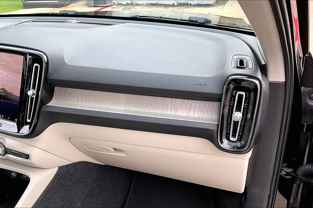 2023 Volvo XC40 B5 Plus Dark Theme