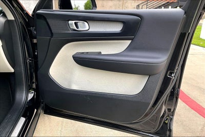 2023 Volvo XC40 B5 Plus Dark Theme