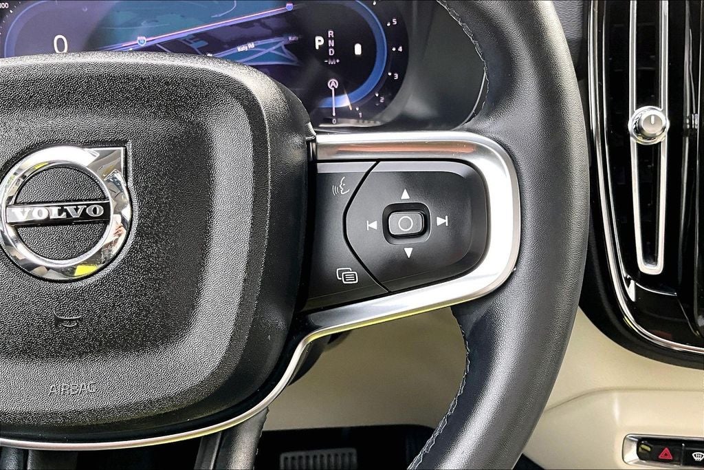 2023 Volvo XC40 B5 Plus Dark Theme