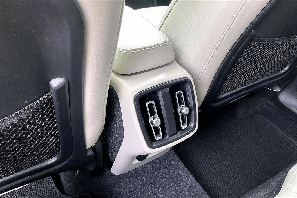 2023 Volvo XC40 B5 Plus Dark Theme