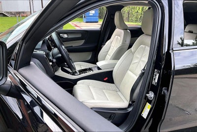 2023 Volvo XC40 B5 Plus Dark Theme