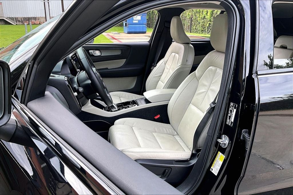 2023 Volvo XC40 B5 Plus Dark Theme