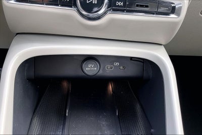 2023 Volvo XC40 B5 Plus Dark Theme