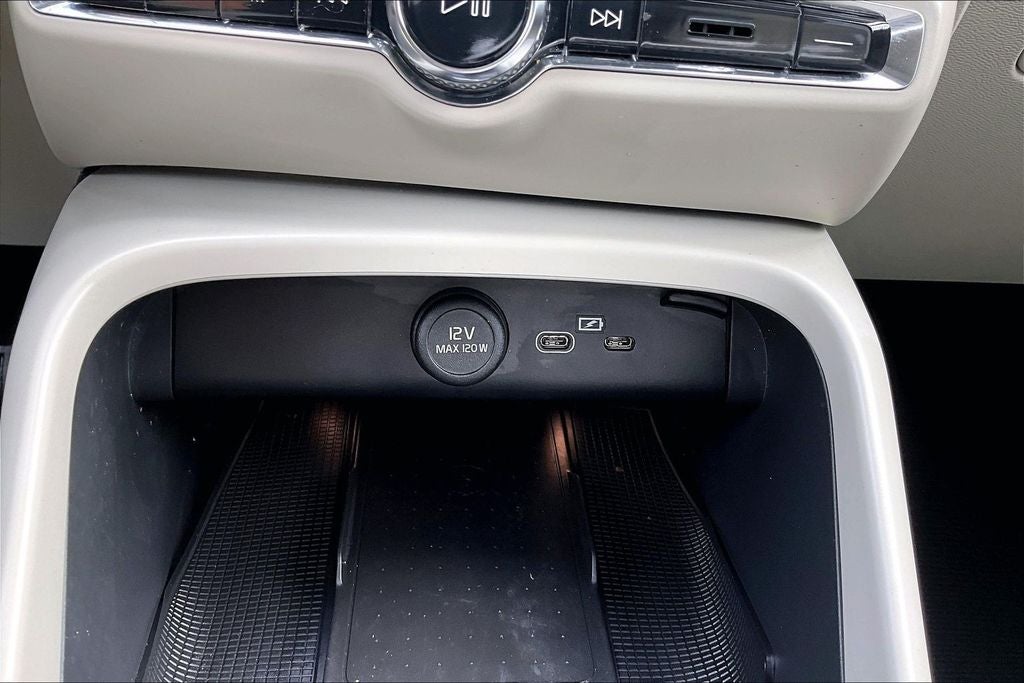 2023 Volvo XC40 B5 Plus Dark Theme