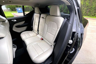 2023 Volvo XC40 B5 Plus Dark Theme