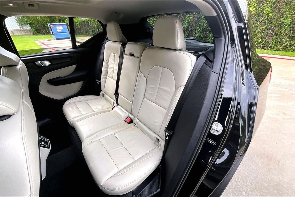 2023 Volvo XC40 B5 Plus Dark Theme