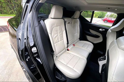 2023 Volvo XC40 B5 Plus Dark Theme