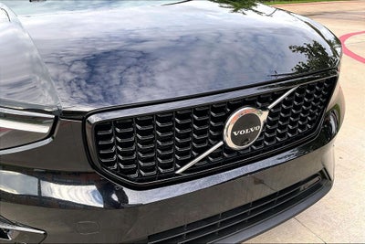 2023 Volvo XC40 B5 Plus Dark Theme