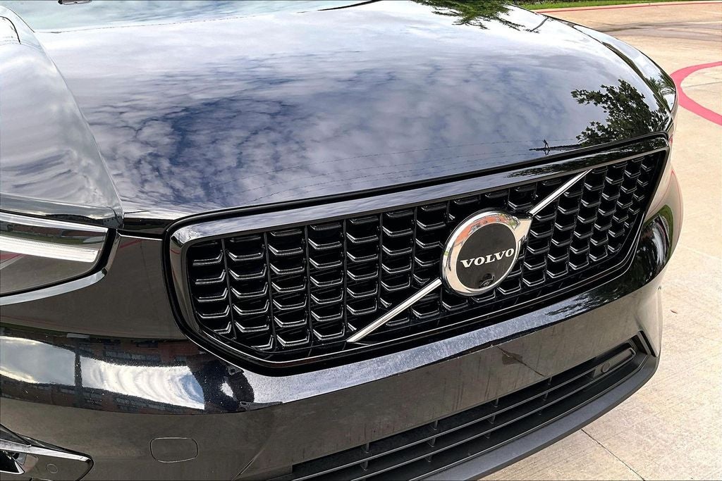 2023 Volvo XC40 B5 Plus Dark Theme